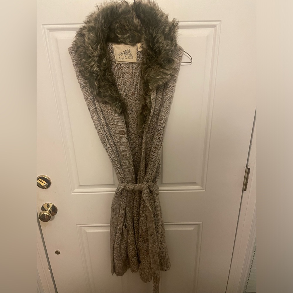 Knit long vest, faux fur collar